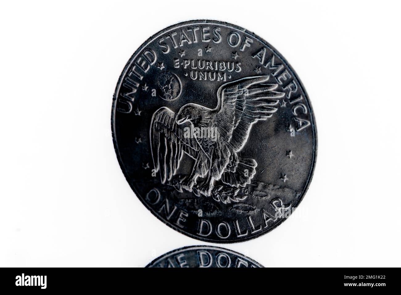 Ein invertiertes Foto einer US-amerikanischen Rückseite einer 1974 $1-Dollar-Münze. Auf der anderen Seite ist ein Porträt von Präsident Eisenhower Stockfoto