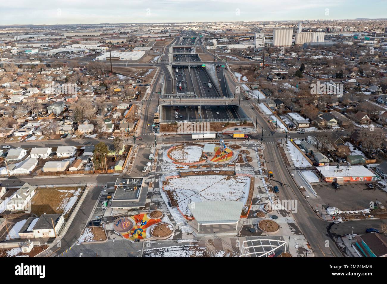 Denver, Colorado - Ein Park, der über der Interstate 70 erbaut wurde, verbindet das Viertel Elyria-Swansea. Das einkommensschwache, überwiegend hispanische Viertel w Stockfoto