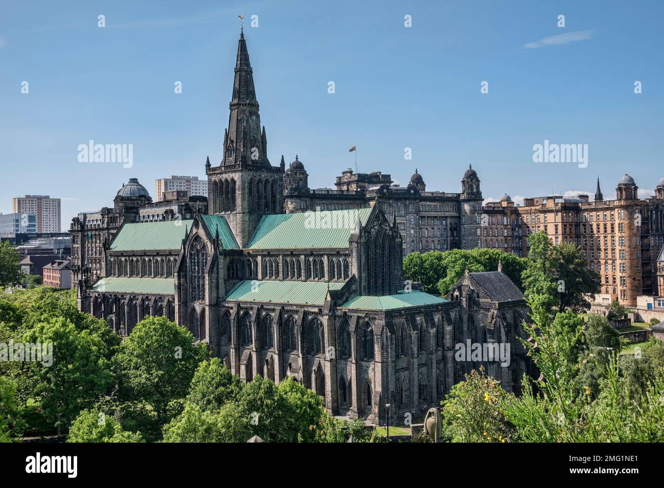 Blick auf die Kathedrale von Glasgow mit der königlichen Krankenstation im Hintergrund. Stockfoto