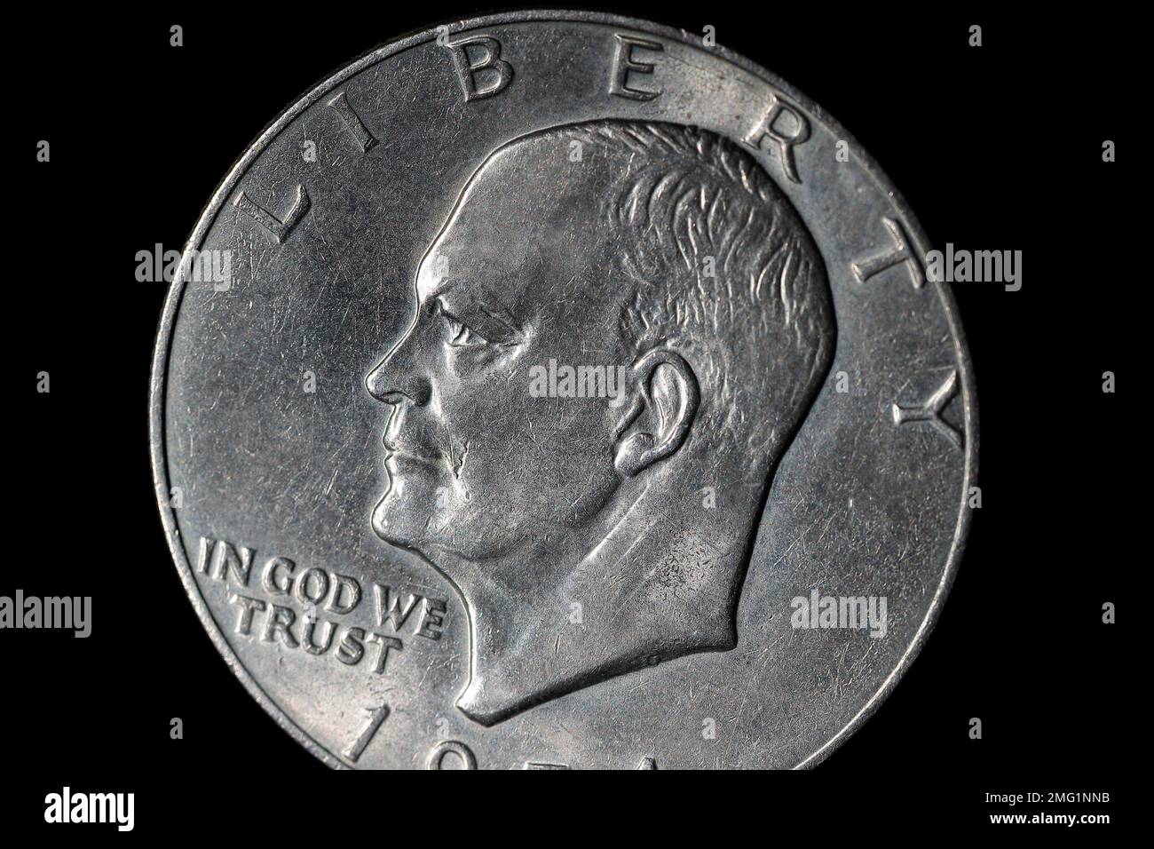 Im Gegensatz zu einer US-$1-Dollar-Münze, die 1974 ausgegeben wurde. Dort steht Präsident Eisenhower mit dem Wort 'Freiheit' und dem Ausdruck 'in Gott, dem wir vertrauen'. Stockfoto