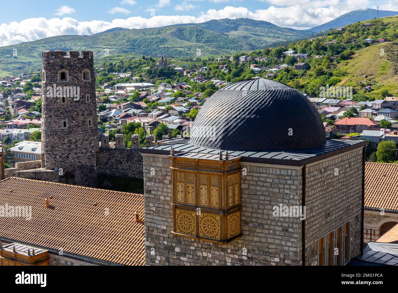 Wachturm und Mauern des Schlosses Akhaltsikhe (Rabati) mit traditionellen georgianischen hölzernen Balkonen, Akhaltsikhe und dem Kleinkaukasus Stockfoto