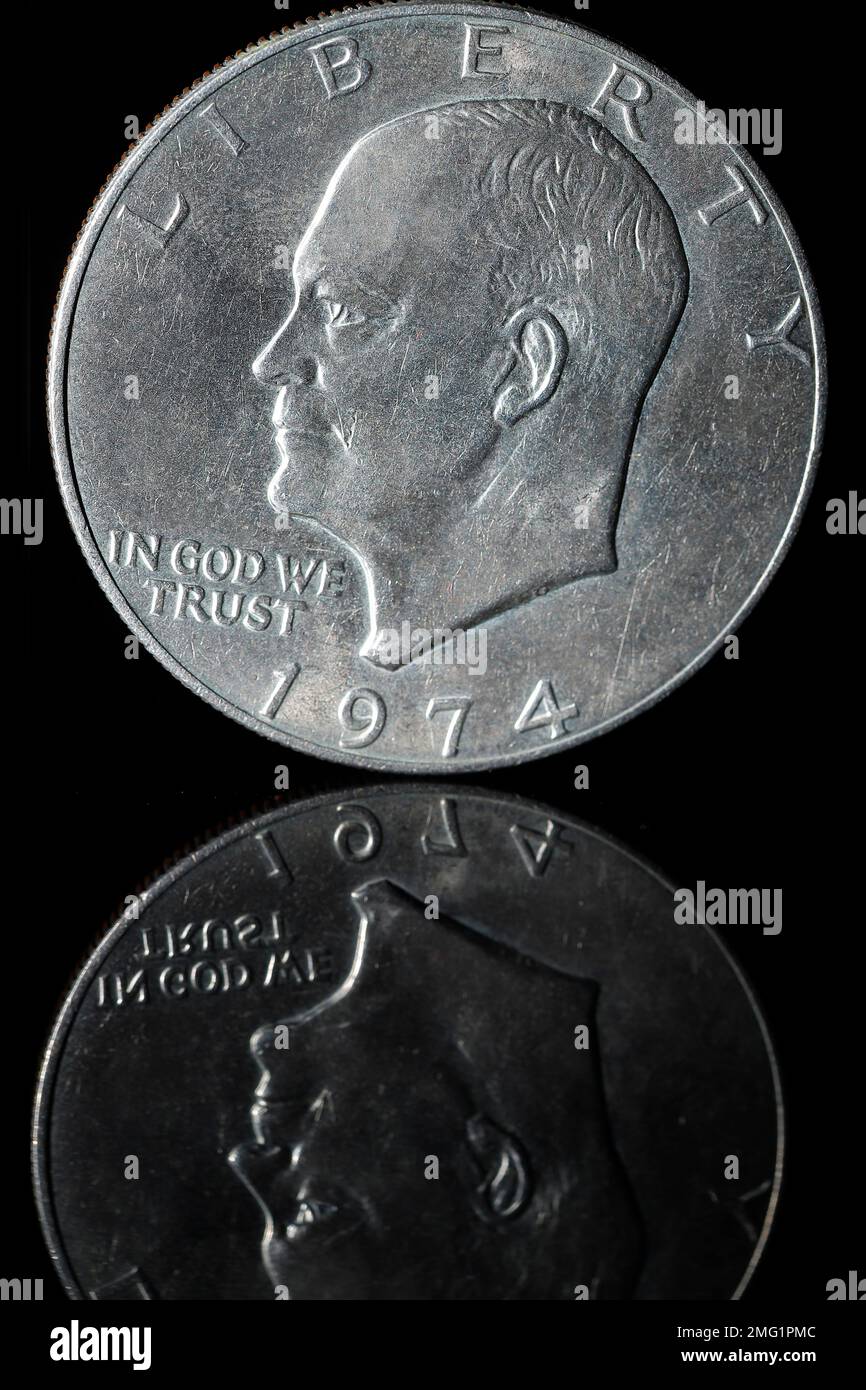 Im Gegensatz zu einer US-$1-Dollar-Münze, die 1974 ausgegeben wurde. Dort steht Präsident Eisenhower mit dem Wort 'Freiheit' und dem Ausdruck 'in Gott, dem wir vertrauen'. Stockfoto