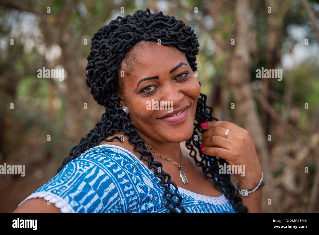 Porträt einer attraktiven, reifen Afrikanerin mit blauen Augen Stockfoto