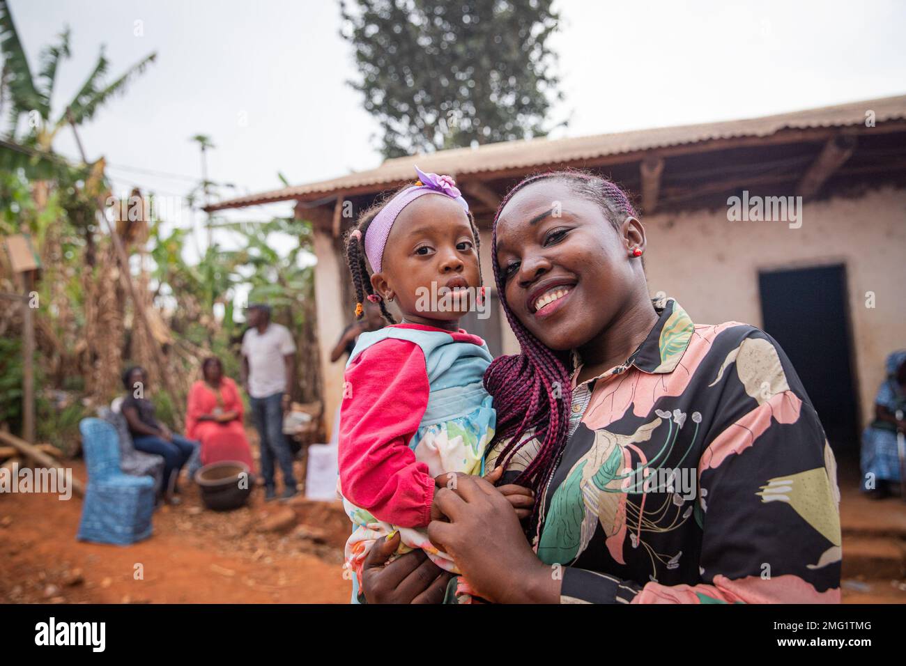 Die Tante hält ihre Nichte in den Armen wie in einem afrikanischen Dorf Stockfoto