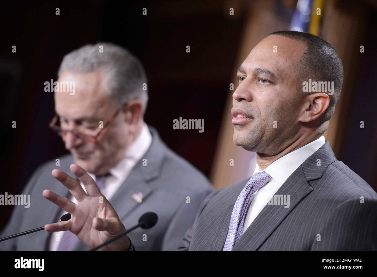 Washington, Usa. 25. Januar 2023. Minderheitenführer Hakeem Jeffries, D-NY, spricht während einer Pressekonferenz mit dem Mehrheitsführer des Senats Chuck Schumer, D-NY, über das republikanische "Fair Tax Act", das eine nationale Verkaufssteuer und den Abbau des US-Steuerdienstes beinhaltet Capitol in Washington, DC, am Mittwoch, den 25. Januar 2023. Foto: Bonnie Cash/UPI Credit: UPI/Alamy Live News Stockfoto