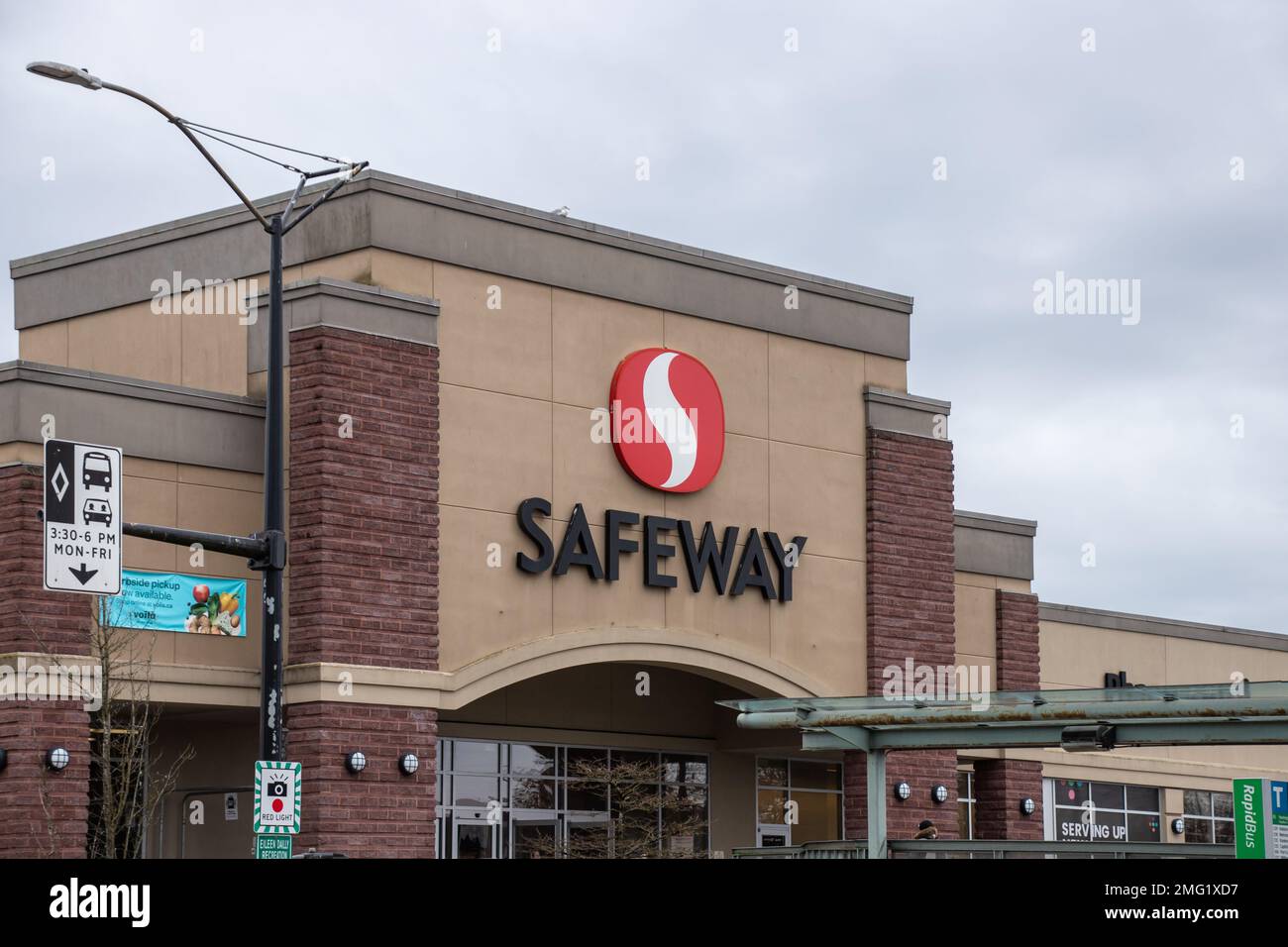 Vancouver, KANADA - Jan 15 2023 : die Einkaufsmeile von Safeway. Canada Safeway ist eine kanadische Supermarktkette, die hauptsächlich in den westlichen Provinzen tätig ist Stockfoto