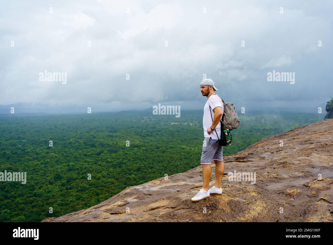 Pidurangala-Rock. Sri Lanka. Der junge Mann schaut auf die Landschaft. Stockfoto