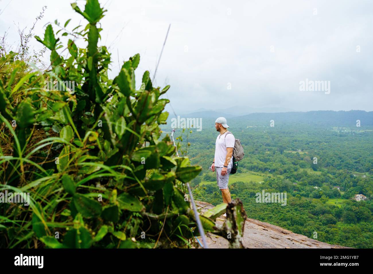 Pidurangala-Rock. Sri Lanka. Der junge Mann schaut auf die Landschaft. Stockfoto