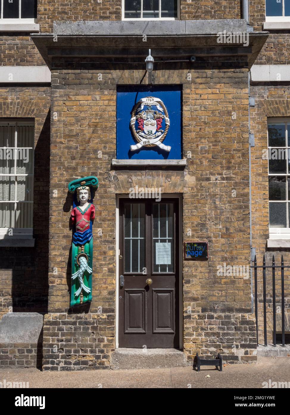 Eingang zu den Büros des Admirals mit dem HMS Chatham-Emblem über der Tür, Historic Dockyard Chatham, Kent, Großbritannien. Stockfoto