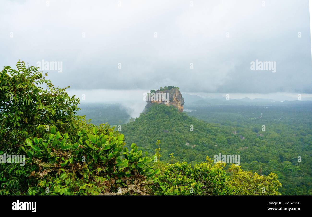 Blick auf Sigiriya Rock vom Pidurangala Rock. Sri Lanka. Stockfoto