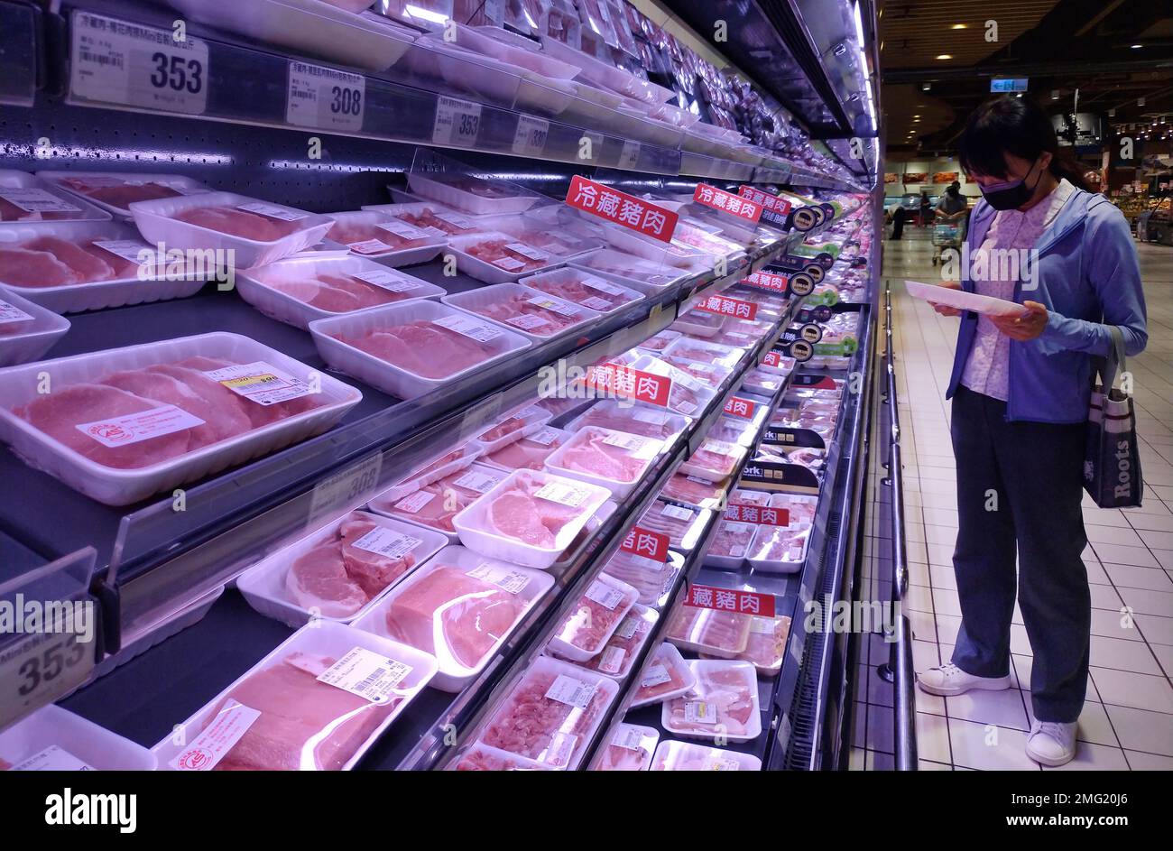 A customer shops for local pork at a supermarket in Taipei, Taiwan, Wednesday, Sept. 23, 2020. Taiwan's government announced recently that Taiwan would ease restrictions on U.S. beef and pork imports, while setting standards for pork containing Ractopamine. (AP Photo/Chiang Ying-ying) Stockfoto