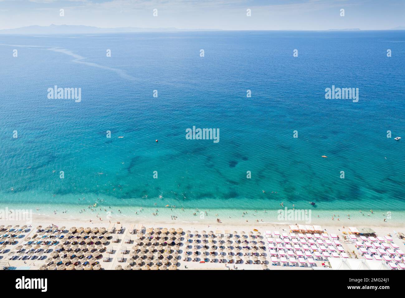 Teil eines 7 km langen Strands im Dorf Borsh, Albanien im Sommer 2022 Stockfoto