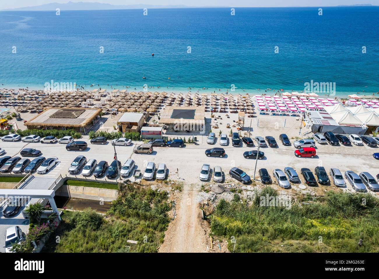 Teil eines 7 km langen Strands im Dorf Borsh, Albanien im Sommer 2022 Stockfoto