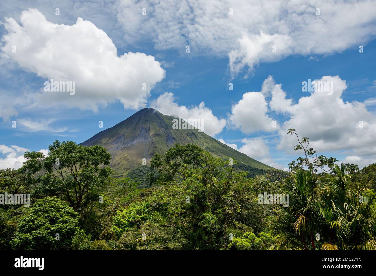 Primäre und sekundäre tropische Regenwälder umgeben den Vulkan Arenal im Nationalpark Arenal, Alajuela, Costa Rica. Stockfoto