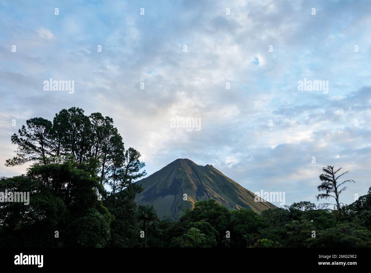 Sonnenaufgang am Vulkan Arenal, Nationalpark des Vulkans Arenal, Alajuela, Costa Rica. Stockfoto
