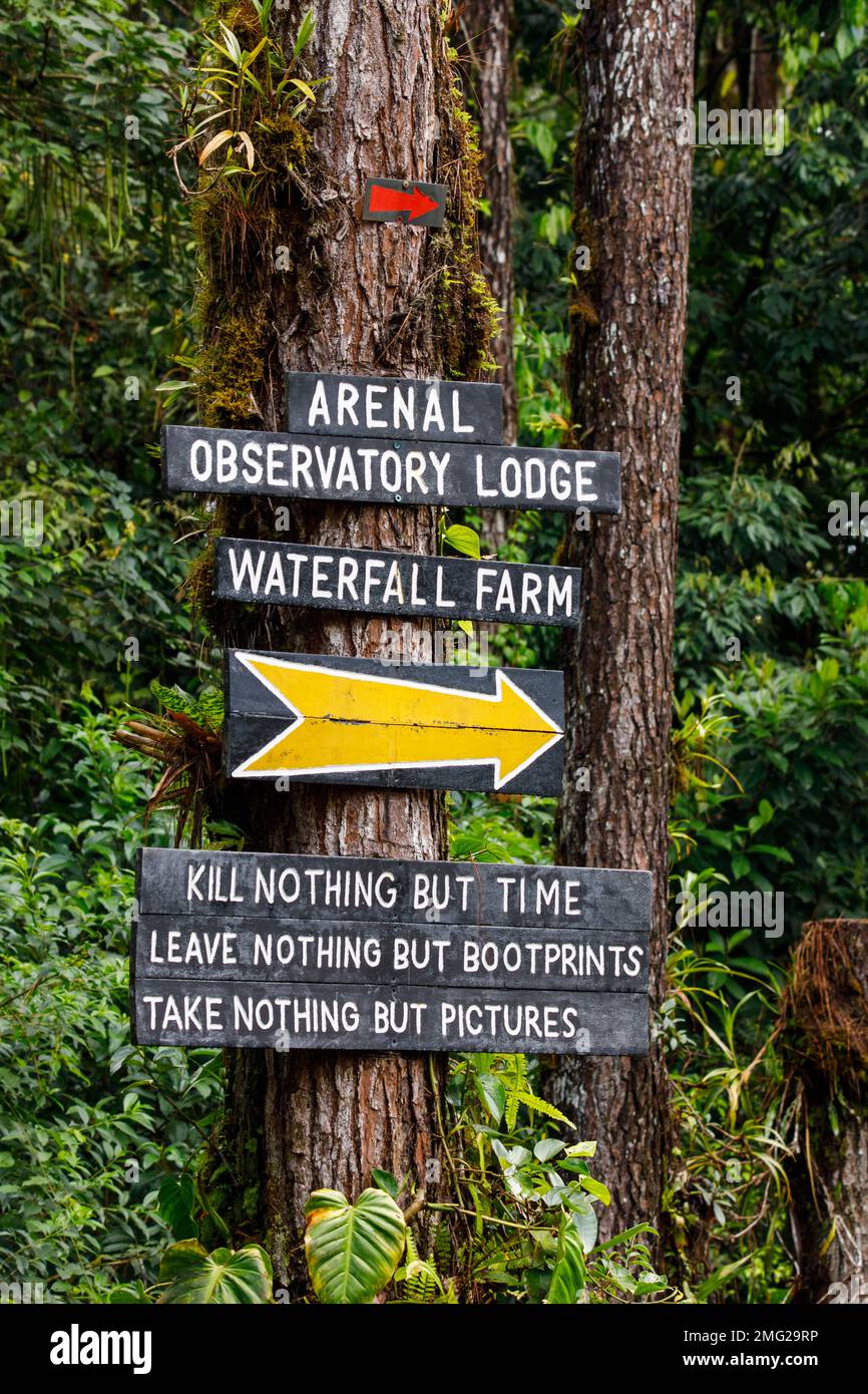 „Kill nothing but Time“ steht für den Wasserfall und Farm Trail der Arenal Observatory Lodge, den Nationalpark Arenal Volcano, La Fortuna, Costa Rica. Stockfoto