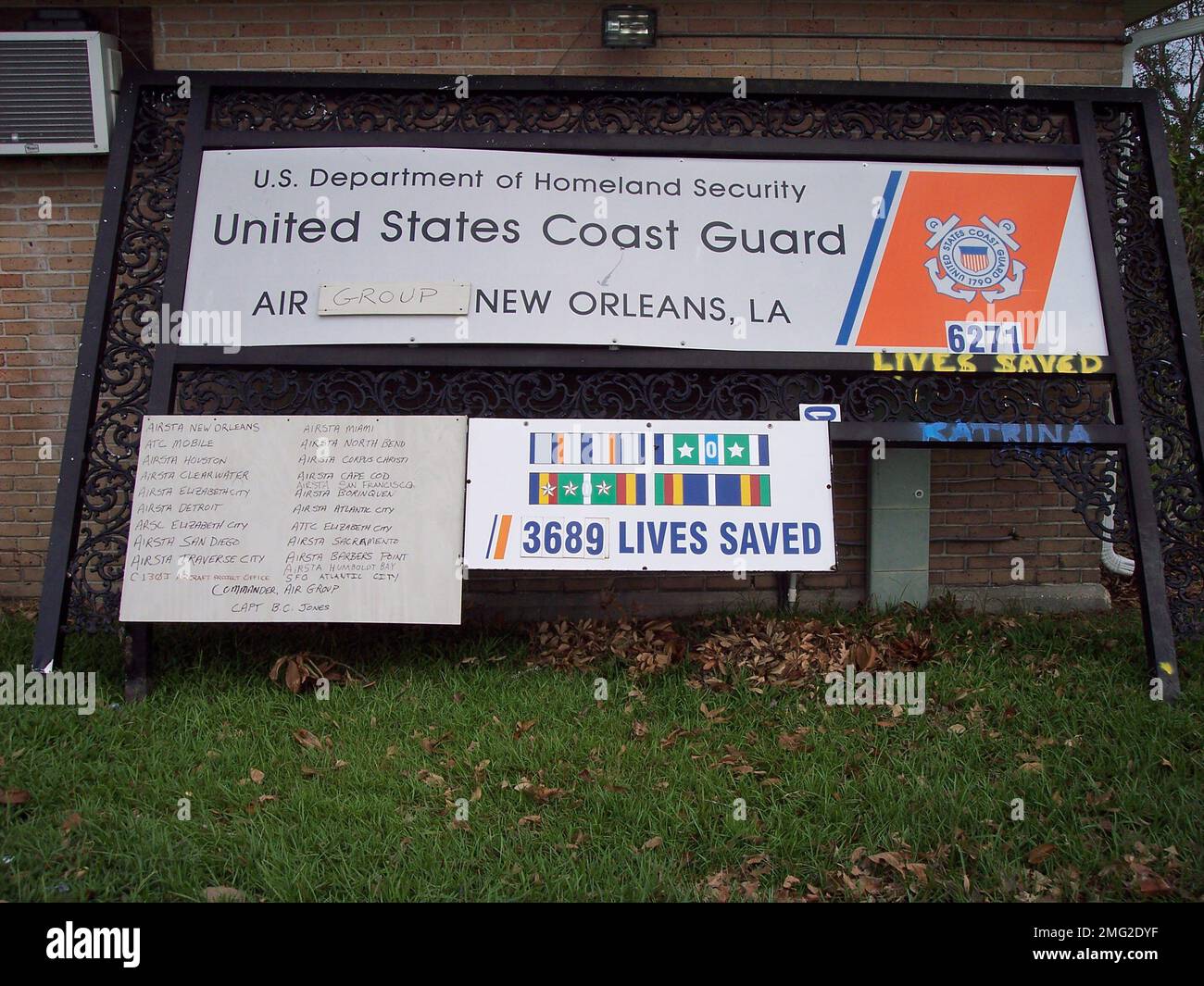 Außendienst - 26-HK-79-14. CG Field Office Ops--modifiziertes USCG Air GROUP New Orleans Schild. Hurrikan Katrina Stockfoto