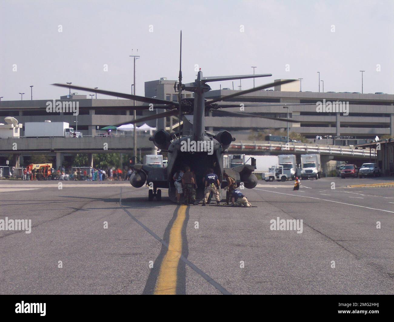 Flugzeuge - Blackhawk - 26-HK-50-12. Blackhawk mit Personal auf der Straße in der Nähe der Autobahnüberführung. Hurrikan Katrina Stockfoto