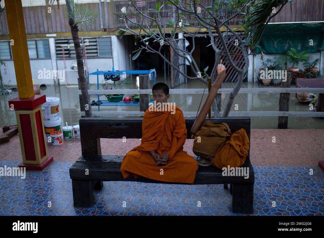 Der Mönch wartet in Thailand auf den Zug Stockfoto