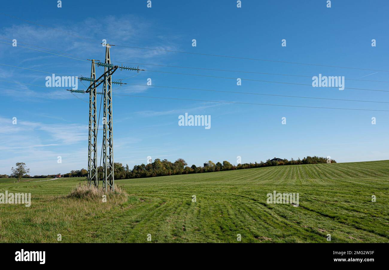 Hochspannungsübertragung, Verdrahtung über ein grünes Feld in Dänemark, 10. Oktober 2022 Stockfoto