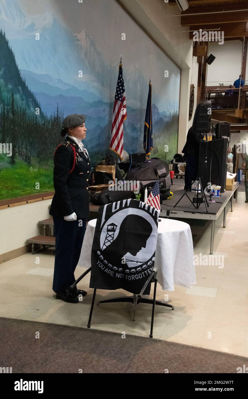 Die Ehrengarde des Lathrop Highschool Junior Reserve Officers' Training Corps (JROTC) hält während einer POW/MIA-Anerkennungszeremonie während des Veterans Stand Down im Pioneer Park Civic Center in Fairbanks, Alaska, eine Präsentation zu Kriegsgefangenen und vermissten Personen. Der VA Stand Down ermöglicht Veteranen medizinische Versorgung, Informationen über lokale Gemeindedienste, Lebensmittel und Winterausrüstung. Die Veranstaltung bringt Veterans und die Community zusammen, um Veteranen etwas zurückzugeben und dabei Musik, Tombola, Mahlzeiten, Kameradschaft und Dienstleistungen zu genießen. (USA Fotos der Air National Guard von Senior Master Sgt. Julie AV Stockfoto