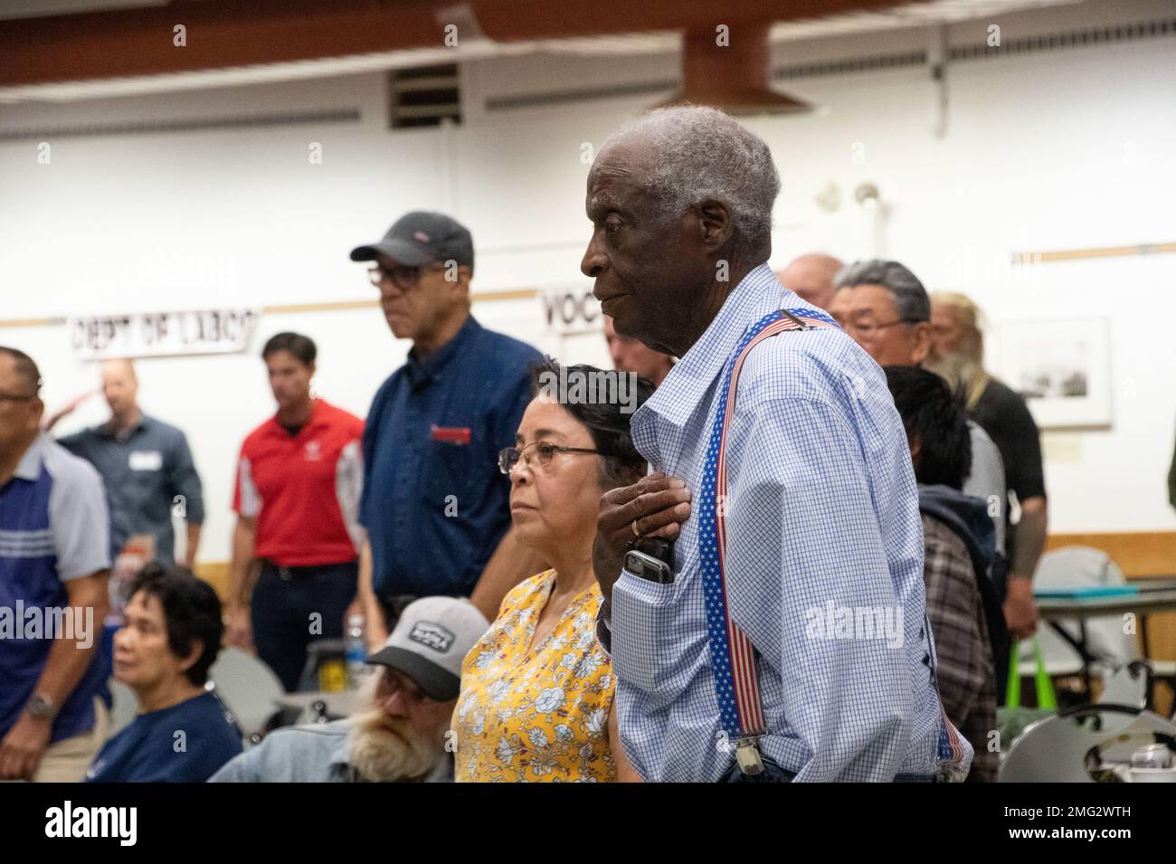 Die Fairbanks Veterans schweigen, während die Ehrengarde des Lathrop Highschool Junior Reserve Officers' Training Corps (JROTC) während einer POW/MIA-Anerkennungszeremonie beim Veterans Stand Down im Pioneer Park Civic Center in Fairbanks, Alaska, eine Präsentation zu Kriegsgefangenen und Vermissten vorführt. Der VA Stand Down ermöglicht Veteranen medizinische Versorgung, Informationen über lokale Gemeindedienste, Lebensmittel und Winterausrüstung. Die Veranstaltung bringt Veterans und die Community zusammen, um Veteranen etwas zurückzugeben und dabei Musik, Tombola, Mahlzeiten, Kameradschaft und Dienstleistungen zu genießen. (USA Luftwaffe Stockfoto