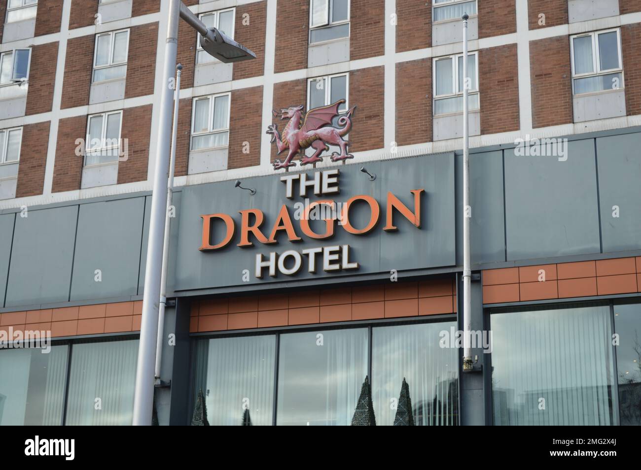 20. November 2022, Swansea, Wales, Vereinigtes Königreich. Die Fassade des Dragon Hotels. Stockfoto