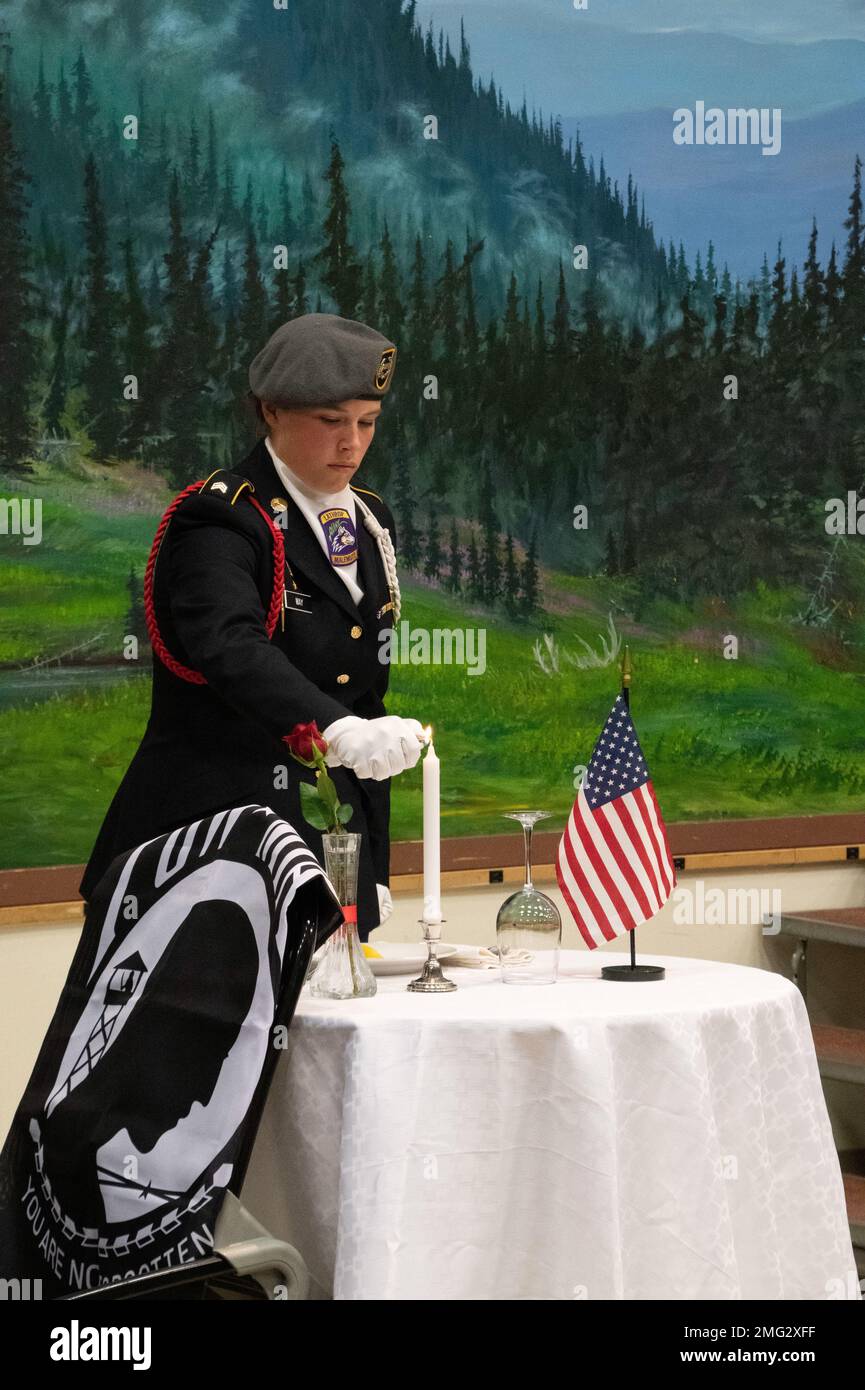 Die Ehrengarde des Lathrop Highschool Junior Reserve Officers' Training Corps (JROTC) hält während einer POW/MIA-Anerkennungszeremonie im Veterans Stand Down im Pioneer Park Civic Center in Fairbanks, Alaska, eine Präsentation zu Kriegsgefangenen und vermissten Personen. Der VA Stand Down ermöglicht Veteranen medizinische Versorgung, Informationen über lokale Gemeindedienste, Lebensmittel und Winterausrüstung. Die Veranstaltung bringt Veterans und die Community zusammen, um Veteranen etwas zurückzugeben und dabei Musik, Tombola, Mahlzeiten, Kameradschaft und Dienstleistungen zu genießen. (USA Air National Guard Fotos von Senior Master Sgt. Julie Avey) Stockfoto