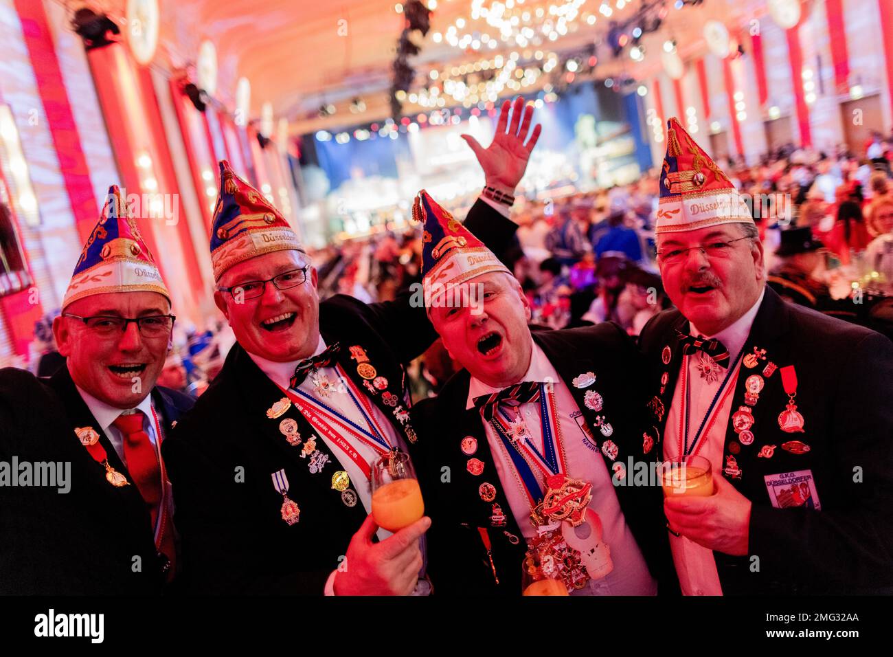  Foto zu Köln, Deutschland. 25. Januar 2023. Düsseldorfer feiern Karneval bei 