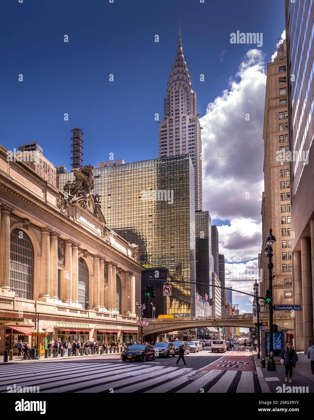 New York, USA - 27. April 2022: Grand Central Terminal von der Straße aus gesehen ist der größte Bahnhof. Grand Central verfügt über mehr als 44 Plattformen Stockfoto