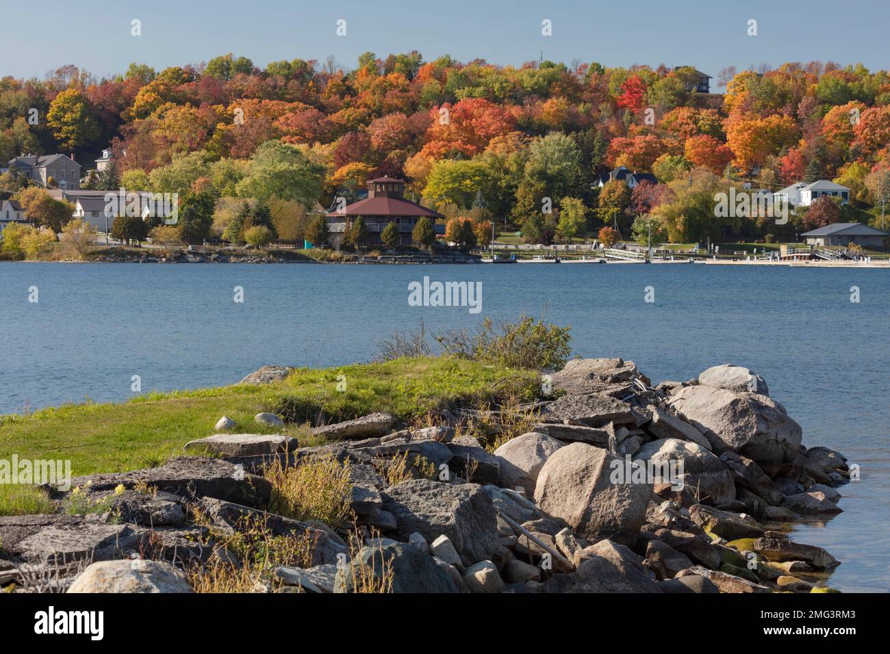 Die hübsche kleine Stadt Gore Bay sieht im Herbst auf MANITOULIN Island, Ontario, Kanada, malerisch aus. Stockfoto