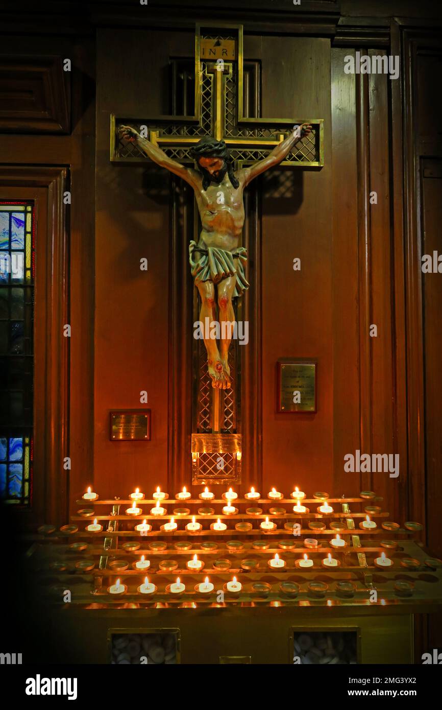 Großes Kruzifix über Kerzen, St. Mary's Pro Cathedral,88 Marlborough Place, Dublin D01 TX49 , Eire, Irland Stockfoto