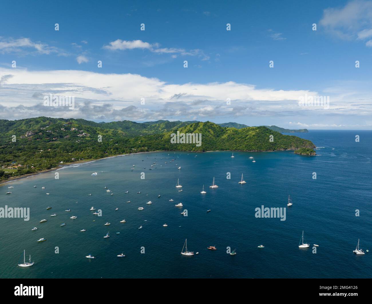 Blick aus der Vogelperspektive auf Playas del Coco und Boote im Golf von Papagayo, Provinz Guanacaste im Nordwesten Costa Ricas. Stockfoto