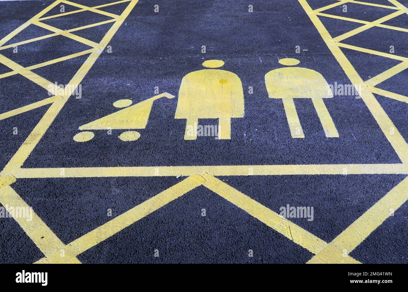 Größerer Parkplatz vor einem Geschäft, für Eltern mit Kindern, JunctionNINE Retail Park, Warrington, Cheshire, England, UK, WA2 8TW Stockfoto