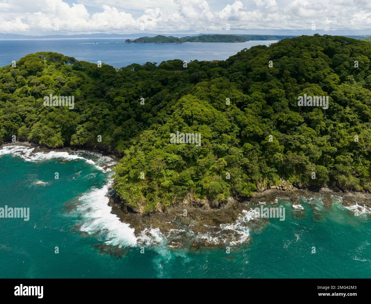 Luftaufnahme der pulsierenden grünen Küste am Golf von Papagayo, Provinz Guanacaste im Nordwesten Costa Ricas. Stockfoto