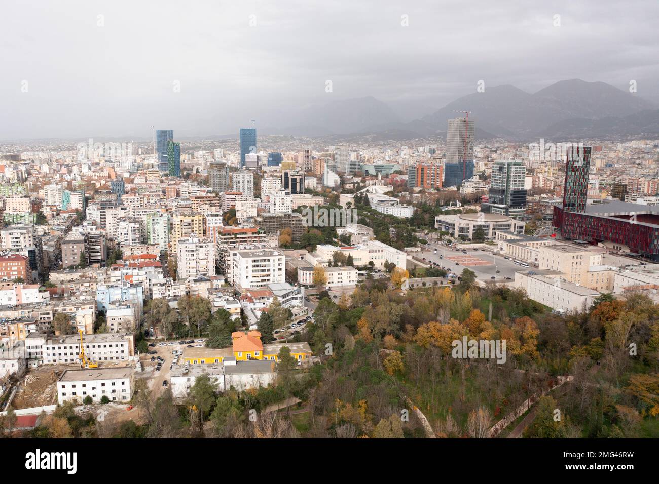 TIRANA, ALBANIEN - Dezember 2022 : Drohnenfoto der Stadt Stockfoto