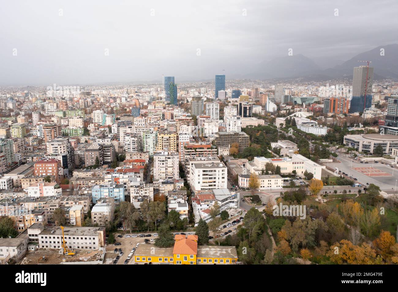 TIRANA, ALBANIEN - Dezember 2022 : Drohnenfoto der Stadt Stockfoto