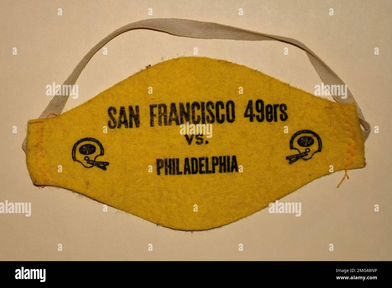 San Francisco 49ers gegen die Fußballmannschaften der Philadelphia Eagles, Armband für Fotografen, die in den 1980er Jahren im Candlestick Park, Kalifornien, Seitenlinien betreten Stockfoto