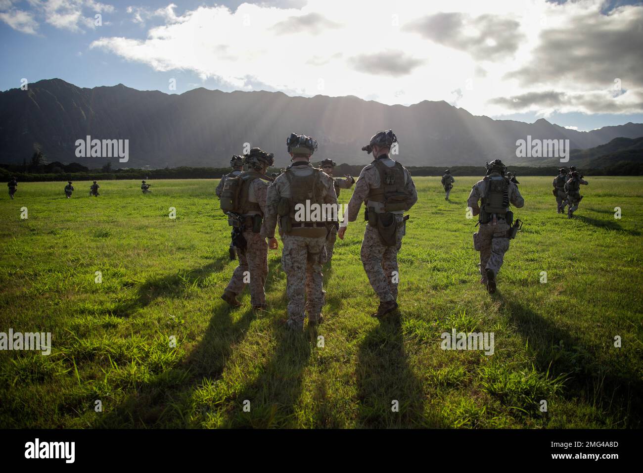 7. Januar 2023 - Marine Corps Base Hawaii, Hawaii, USA - USA Marines mit der 31. Marine Expeditionary Units Maritime RAID Force, führen Sie eine realistische Urban Training Übung Probe auf Marine Corps Training Area Bellows, Januar. 7, 2023. Zweck von RUTEX ist es, die speziellen Fähigkeiten der MEU auf individueller und kleiner Ebene zu integrieren und hochintensive, fortgeschrittene und komplexe Operationen der Marine Air Ground Task Force durchzuführen, um Meus und andere benannte Truppen zur Unterstützung der geografischen Kommandeure vorzubereiten. (Foto: Cody Purcell) (Kreditbild: © USA Marines/ZUMA Press Stockfoto