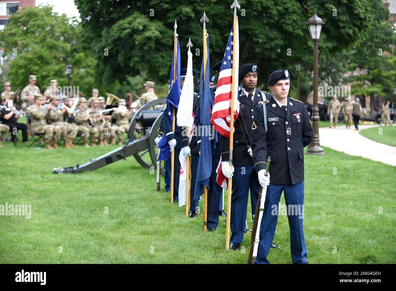 Ein gemeinsamer Farbenwächter von Michigan Army und Air National Guard bereitet sich darauf vor, im State Capital während einer feierlichen Premiere am 21. August 2022 in Lansing, Michigan, Farben zu posten. Die Veranstaltung war eine Hommage an 7.054 Militärangehörige, die seit 9/11 bei Kampfeinsätzen ihr Leben verloren haben. Die Nationalgarde von Michigan sorgt dafür, dass niemand vergessen wird und ihr Vermächtnis fortbesteht. Im Krieg gegen den Terror gaben mehr als 200 Michiganer ihr Leben. Stockfoto