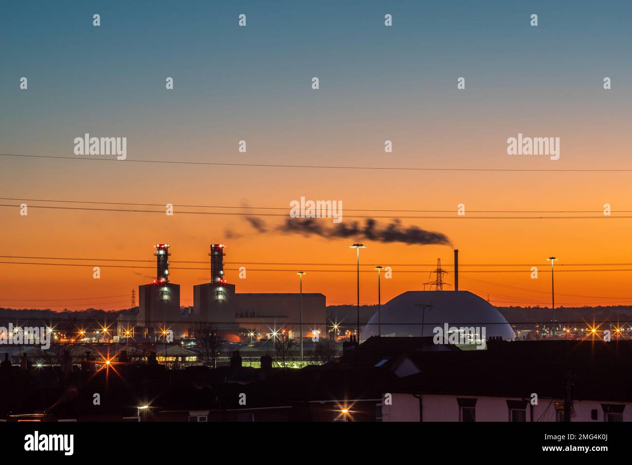 Sonnenuntergang über dem EFF in Marchwood (Marchwood Energy Recovery Facility) eine Abfallverbrennungsanlage in Southampton, England, Vereinigtes Königreich Stockfoto