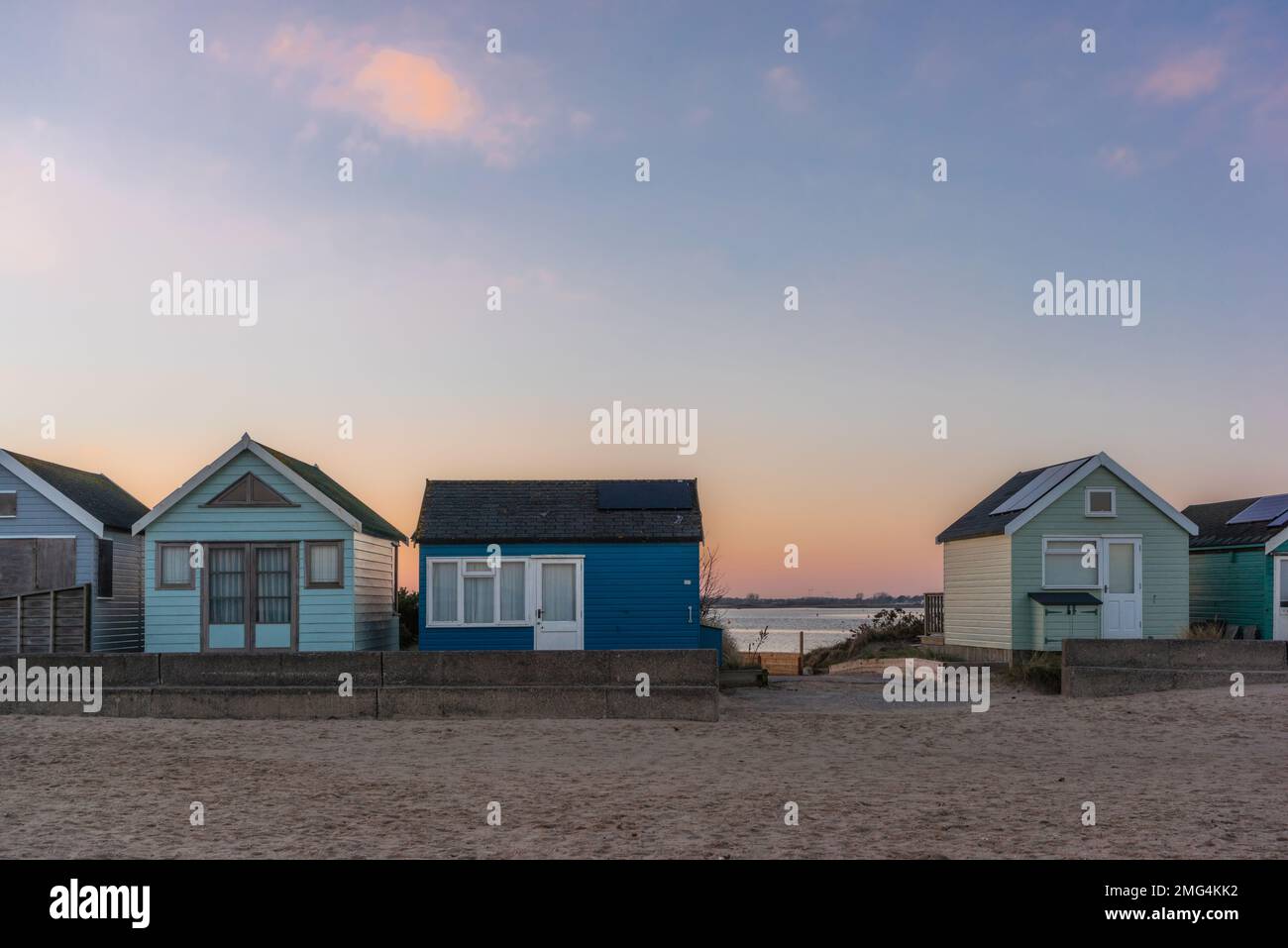 Hengistbury Head Mudeford Spit Strandhütten während Sonnenuntergang der goldenen Stunde, Hengistbury Head, Christchurch, Dorset, England, UK Stockfoto