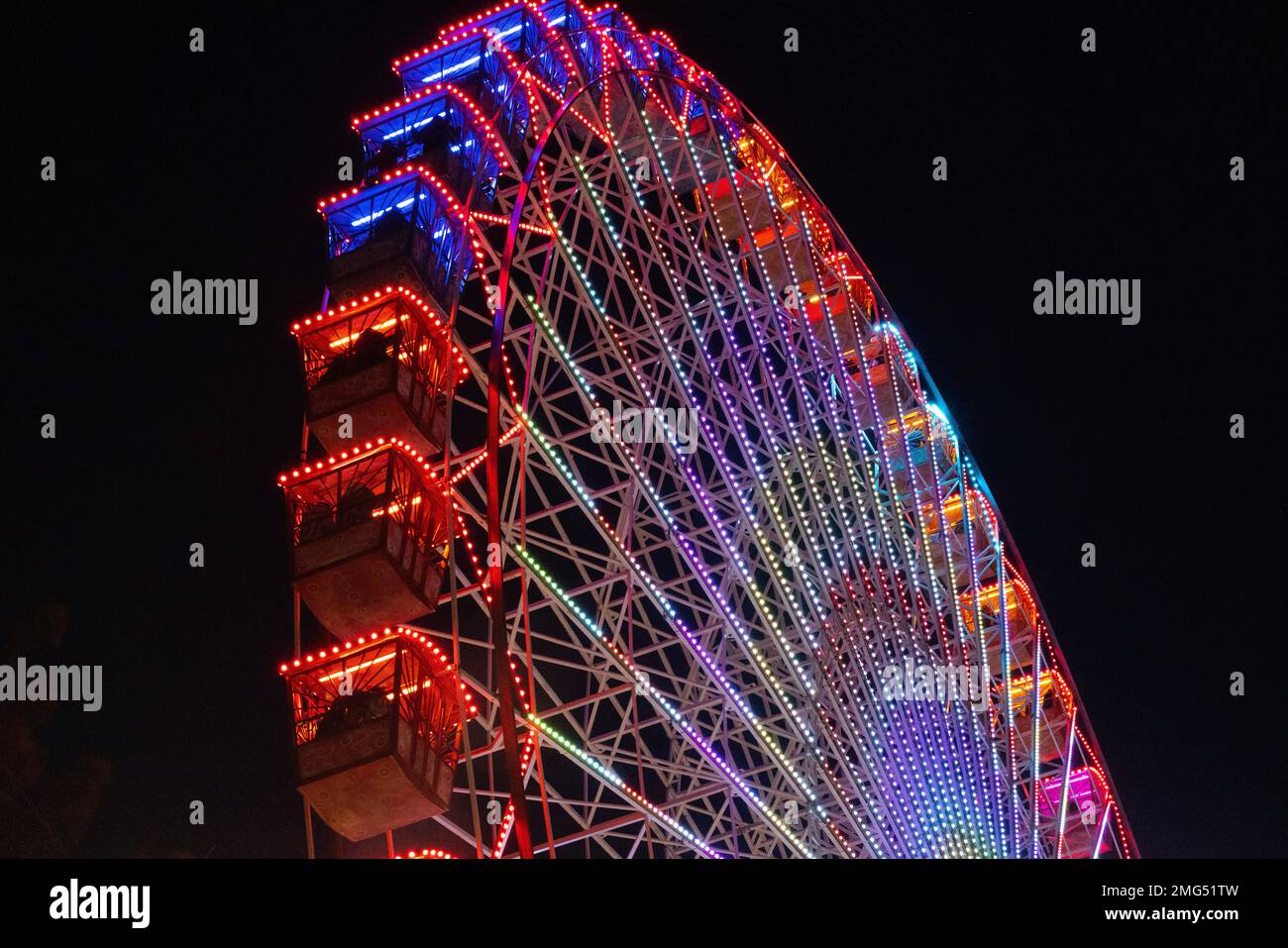 Nahaufnahme eines Riesenrads bei Nacht Stockfoto