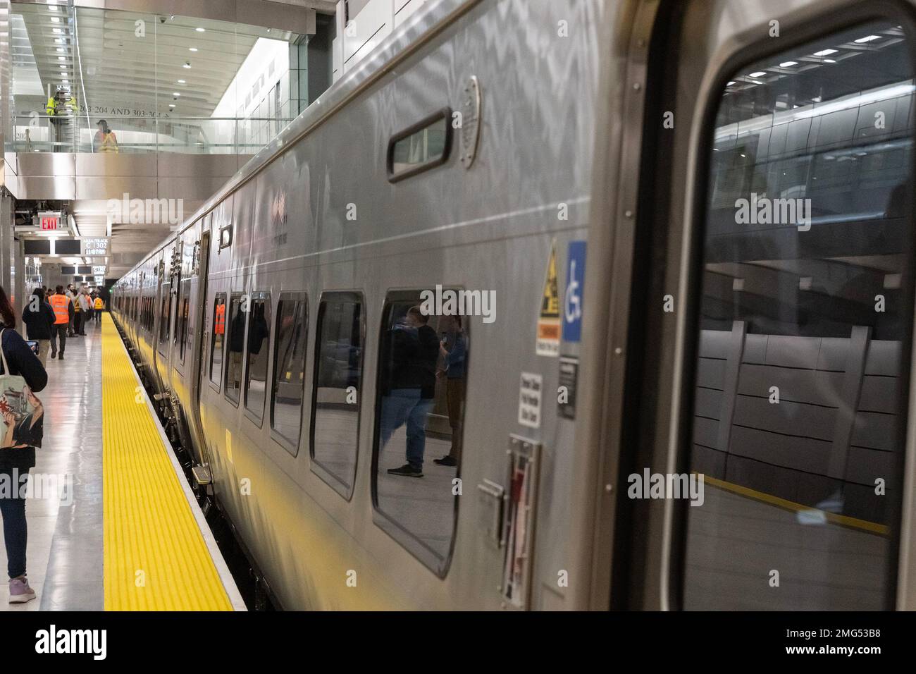 New York, New York, USA. 25. Januar 2023. Der erste Einführungszug kommt am Grand Central Madison an. Die Grand Central Madison Station ist mit dem Grand Central Terminal verbunden, und die Long Island Rail Road ist jetzt mit der Metro-North verbunden. Der Eröffnungszug fährt vom Bahnhof Jamaika in 21 Minuten. (Kreditbild: © Lev Radin/Pacific Press via ZUMA Press Wire) NUR ZUR REDAKTIONELLEN VERWENDUNG! Nicht für den kommerziellen GEBRAUCH! Kredit: ZUMA Press, Inc./Alamy Live News Stockfoto