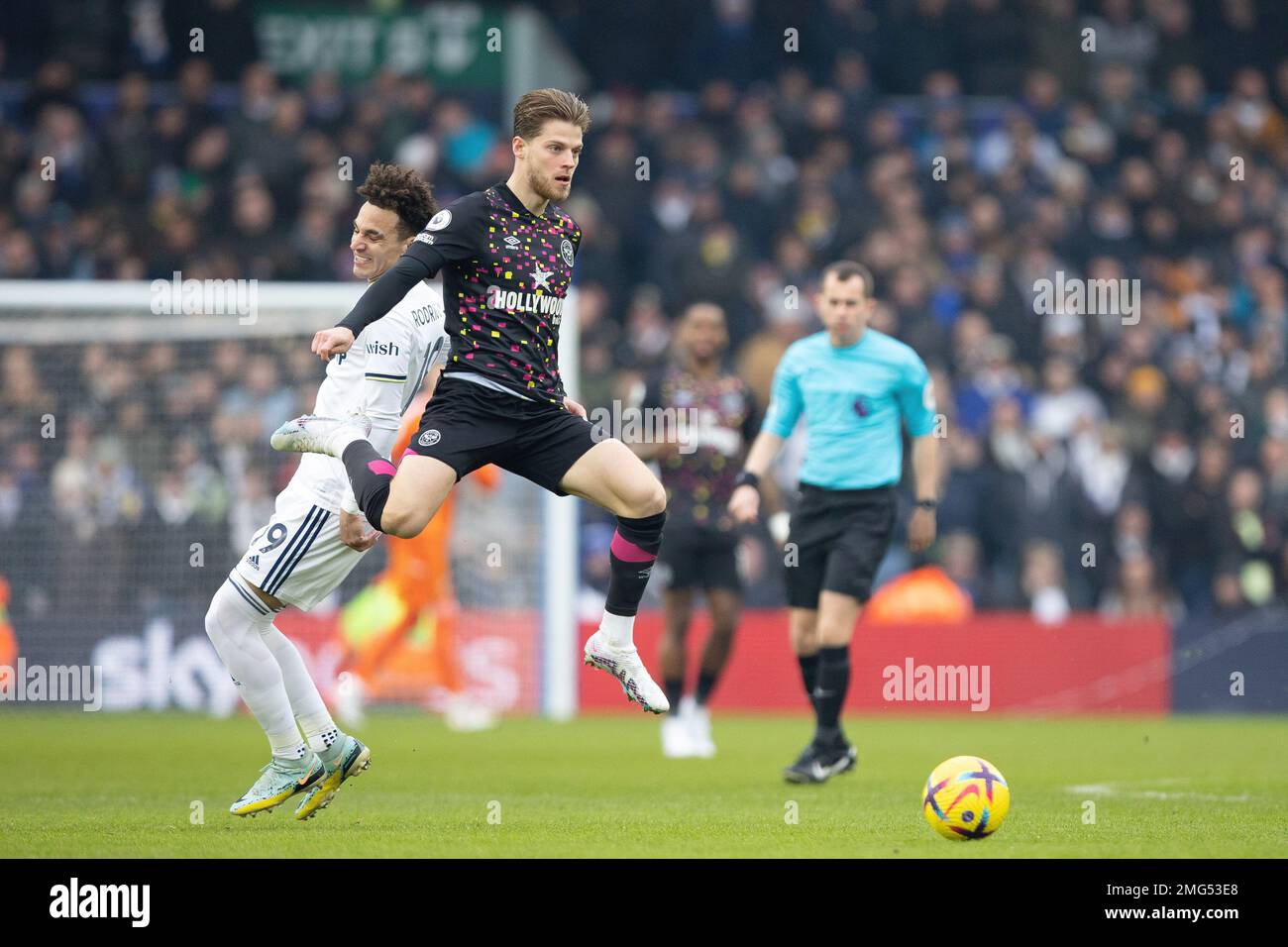 Mathias Jensen aus Brentford springt am Sonntag, den 22. Januar 2023, beim Premier League-Spiel zwischen Leeds United und Brentford in der Elland Road in Leeds. (Kredit: Pat Scaasi | MI News ) Kredit: MI News & Sport /Alamy Live News Stockfoto