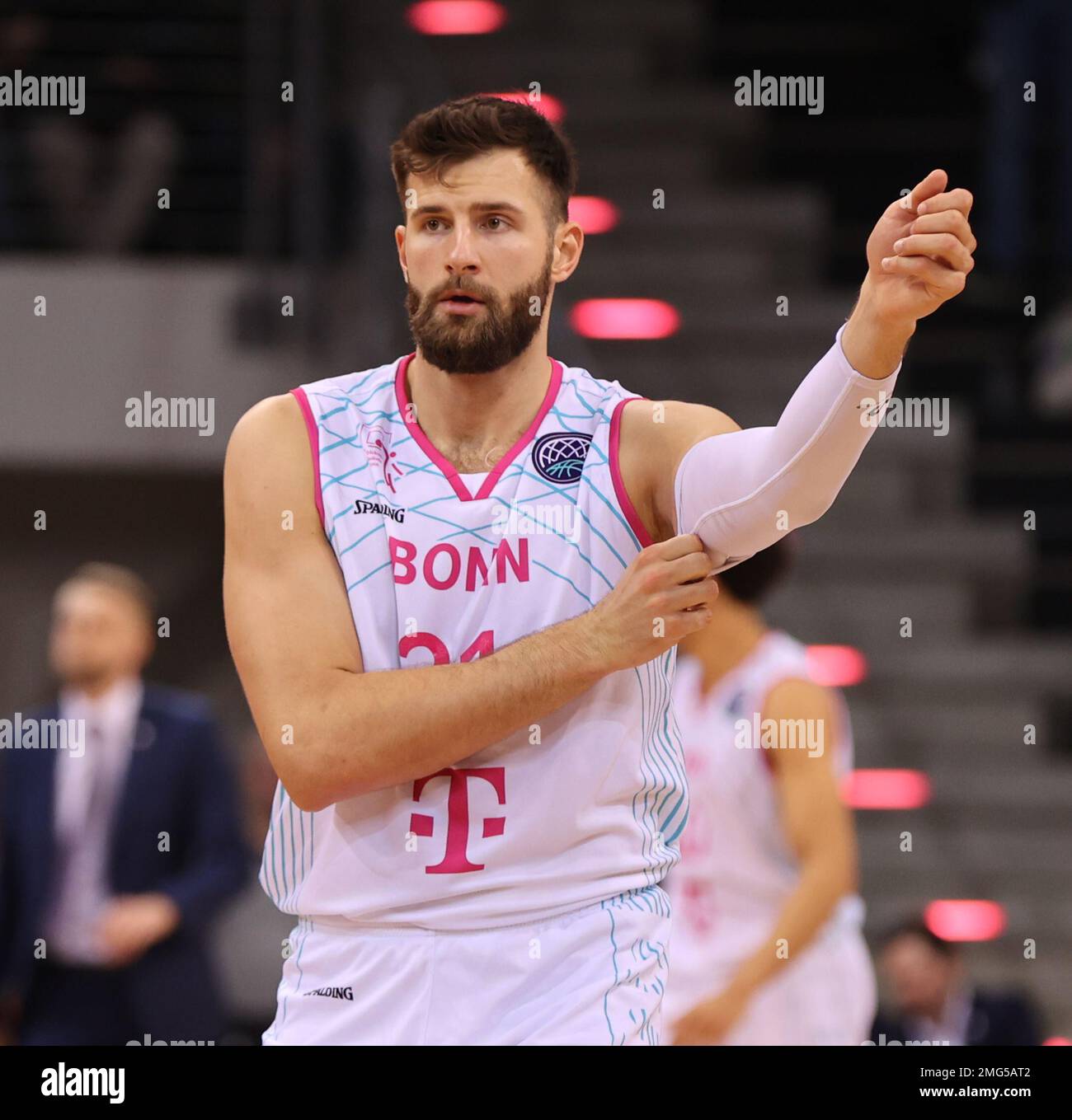 Bonn, Deutschland. 25. Januar 2023. Basketball Champions League, Runde 16, Telekom Baskets Bonn vs Bahcesehir College Istanbul, Leon Kratzer (Bonn) Gesten. Kredit: Juergen Schwarz/Alamy Live News Stockfoto