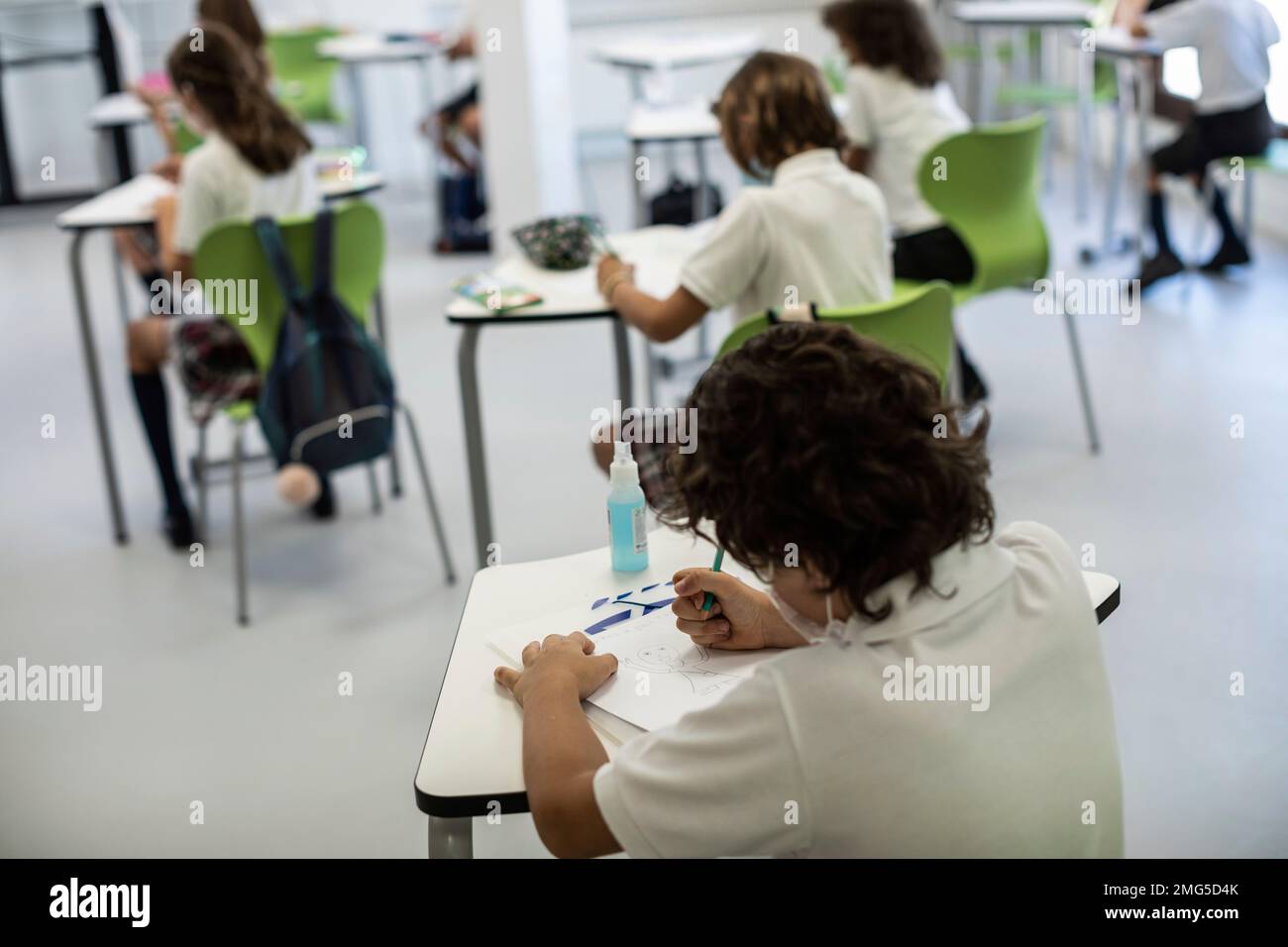 A group of young pupils during their first school day at SEK-El Castillo International School in Villafranca del Castillo, outskirts Madrid, Spain, Friday, Sept. 4, 2020. After six months with all Spanish schools closed by crisis of COVID-19, a new school year is starting with new rules to prevent the pandemic coronavirus. (AP Photo/Bernat Armangue) Stockfoto