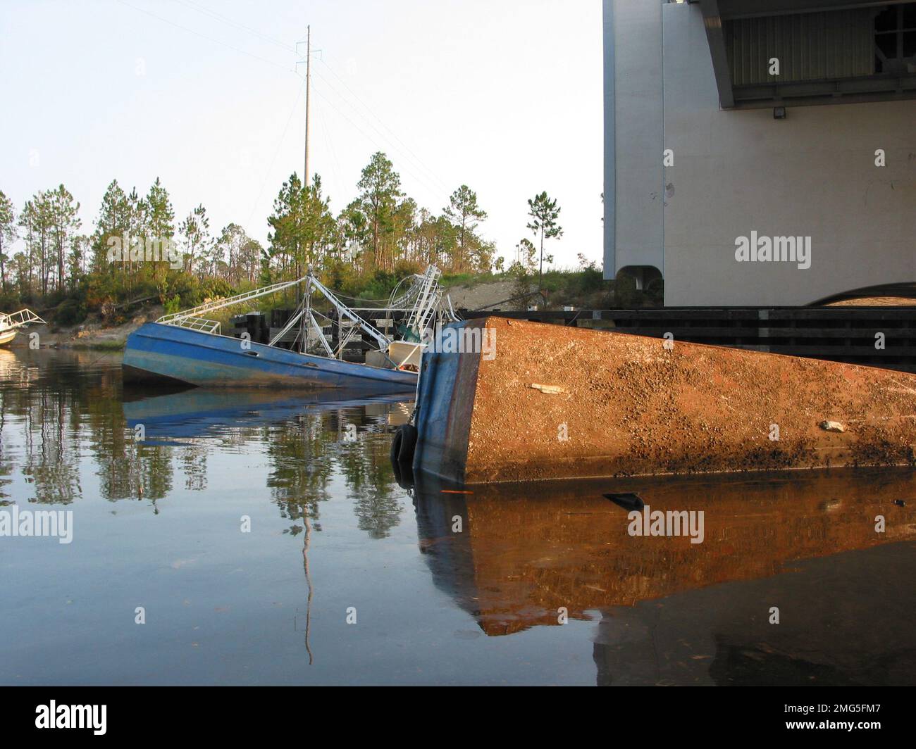 Nachwirkungen - versetzte Boote - Verschiedenes - 26-HK-28-175. Teilweise eingetauchte Bläschen und andere Ablagerungen in Wasser unter der Brücke. Hurrikan Katrina Stockfoto