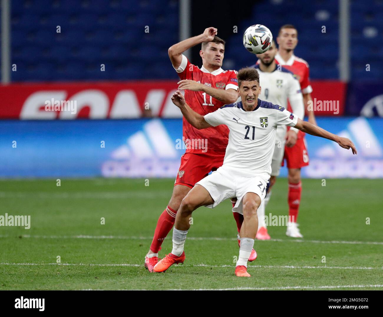 Serbia's Filip Djuricic, right, duels for the ball with Russia's Roman Zobnin during the UEFA Nations League soccer match between Russia and Serbia at the VTB Arena, in Moscow, Russia, Thursday, Sept. 3, 2020. (AP Photo/Pavel Golovkin) Stockfoto