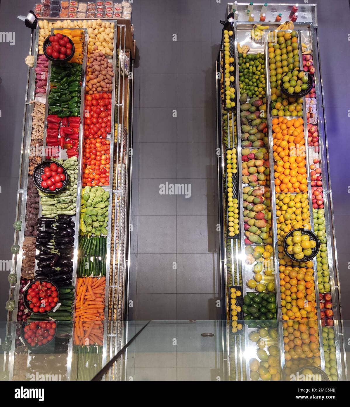 Obst- und Gemüsegitter im Supermarkt. Bio-Gemüsehändler, Draufsicht. Gesunde Ernährung Ernährung Lebensstil. Stockfoto